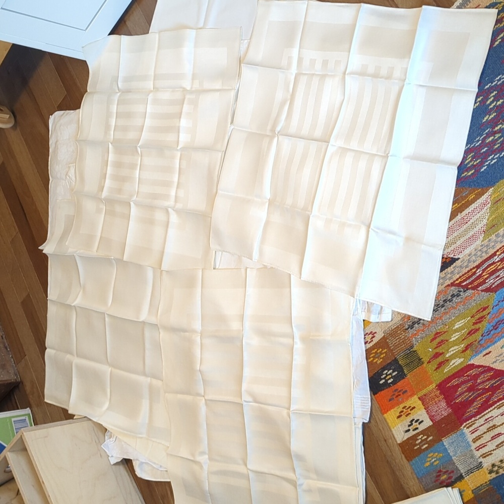 Lot Of 27 White Table Linens And Other White Fabrics - Picture 11 of 12